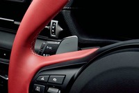 トランスミッションは8段ATのみ。全車、シフトパドルが標準装備される。