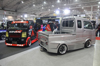 はろーすぺしゃるの「Birichino Special」（右）と「男のロマンスーパーキャリイマン」（左）。どちらもベースは「スズキ・キャリイ」