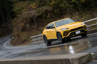 前後ともマルチリンク形式のエアサスペンションを装備する「ウルス」。最低地上高は走行モードに応じて変化するほか、荷物の積み下ろし時にリアのみ下げるといったこともできる。