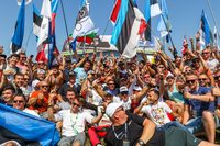 エストニアから毎戦毎戦駆けつけるタナック応援団の皆さまに囲まれる、オイット・タナックとコドライバーのマルティン・ヤルヴェオヤ。それにしてもおっさん率の高いことよ。