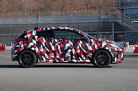 ボディーサイズは明かされていないが、ノーマルの「ヤリス」には設定のない専用の3ドアボディーを採用。ルーフの後端を下げて空力性能を高めている。