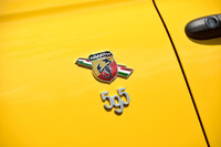 ドア後方のボディーサイドには、数字の595とサソリをかたどったエンブレムがあしらわれる。