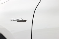 フロントフェンダーパネルに貼られた「TURBO」と「4MATIC＋」のバッジ。「GLA45 S」の四駆システムは、前後軸間だけでなく左右後輪の間でも駆動力を可変配分。高いコーナリング性能を実現している。