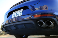 力強く重厚なサウンドを発する、オプションのスポーツエキゾーストシステム。テールパイプの色はシルバー（写真）とハイグロスブラックが用意される。