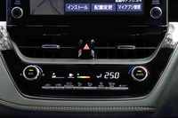 空調のコントローラーはカラー表示になっている。オプションで「ナノイー」機能も追加できる。