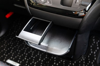 筆者のお気に入りポイントのひとつであるセンターコンソールの引き出し式のトレー。