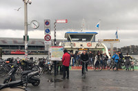 奥に見えるシルバーの屋根が、アムステルダム中央駅。対岸までは水上バスが数分おきに往来している。自転車のまま乗り込むことが可能で、料金は無料。