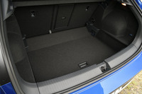 後席を使用する通常時の荷室容量は445リッター。後席の背もたれを前方に倒すと、荷室容量を最大1290リッターに拡大できる。床面の高さは2段階で調整でき、上段に設置すれば後席格納時にフラットな床面が生まれる。写真は床面を下段に設置した様子。