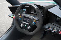 インストゥルメントパネル（と呼んでいいものかどうか……）まわりはレーシングカーそのもの。ドライブモードセレクターには、全開走行モードと出力抑制モードの2種類の制御が用意される。