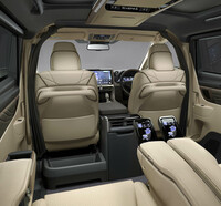 「アルファード スペーシャスラウンジ」のキャビン。前席と後席はカーテンによって隔てられる。写真はカーテンを開いた様子。天井の内張りには、ウルトラスエードが使用されている。