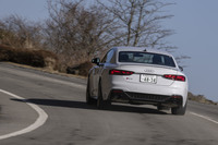 トップスピードは280km/hに到達し、0-100km/h加速3.9秒の実力を有するという「RS 5クーペ」。WLTCモード燃費値は9.9km/リッターと発表されている。