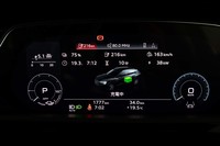 フル液晶タイプのメーターパネルには、カーナビのマップや充電に関する情報が表示される。