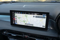 ダッシュボードに備わる10.25インチのタッチスクリーン。ナビゲーションシステムやオーディオなどの機能が備わり、またApple CarPlayやAndroid Autoといった携帯端末のミラーリング機能にも対応している。