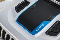 ボンネットほか、内外装の各所にブルーのアクセントカラーが添えられる。