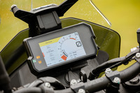 メーターなどの機能を担う5インチのフルカラーTFTディスプレイ。表示の明るさは、周辺の状況に合わせて自動で調整される。