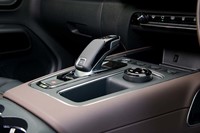 トランスミッションにはグループPSA内で広く用いられているアイシン・エィ・ダブリュ製の8段AT「EAT8」を採用。通常の走行モードのほかに「エコ」と「スポーツ」が設定される。