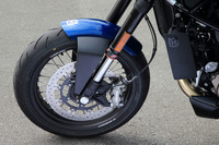 キャストホイールからワイヤースポークホイールへの変更もトピックのひとつ。タイヤはブリヂストンの「バトラックス ハイパースポーツS21」が装着される。