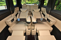 シートバックを最大限に倒し、オットマンとテーブルを展開したところ。腰を下ろすとなんだか偉くなったような気分に浸れる。