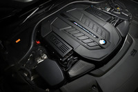BMW M社がチューニングを施した、6.6リッターV12ツインターボエンジン。609PSの最高出力と850N・mの最大トルクを発生する。