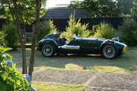 今回の参加車両のなかでも特に珍しい「ロナート・ジャガー」。英国のカービルダー、ロナート社が1940～1950年代のレーシングカーへのオマージュとしてデザインした車体に、ジャガーのコンポーネンツを組み込んで少数を製作したものである。