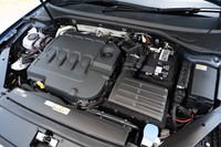 2リッター直4ディーゼルターボエンジンは最高出力190PSと最大トルク400N・mを発生。排ガスの後処理には尿素SCRを使う。