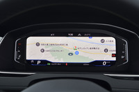 従来の機械式メーターに代わるデジタルメーター「Digital Cockpit Pro（デジタルコックピットプロ）」。ステアリングホイールに設けられたスイッチで画面デザインの切り替えが行える。