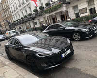 と思いきや、こちらのテスラは、本当に「007」の番号入り。2019年3月、ロンドンにて。