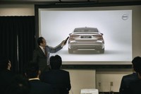 ボルボのリサーチによれば、セダンのオーナーが理想とするのは2ドアのスポーツクーペ。ライフステージが変化しても、重心の高いクルマへの移行は受け入れられないのだ。