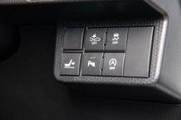 ダッシュボード右端の下部に備わる、予防安全装備やアイドリングストップなどの操作スイッチ。運転席ロングスライド機構のスイッチもここに備わる。