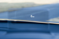 「M」を除く2グレードに装備される、ポップアップ式のヘッドアップティスプレイ。ドライバーの視線移動を減らすことで安全運転をサポートする。