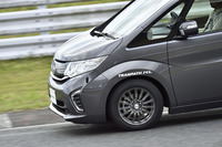 「ステップワゴン」によるサーキットテストでは、「トランパスML」の横剛性の高さをよりはっきりと体感することができた。