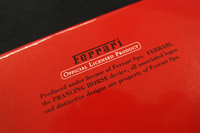 ケース裏側には、フェラーリのオフィシャルグッズであることを示すメッセージ。別途ライセンスシールも添えられます。
    