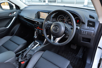 内装の変更点は、ATセレクターまわりの質感アップ。