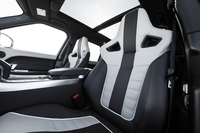 標準装備となるウィンザーレザー製のスポーツシート。写真の白／黒のツートンカラーをはじめ、全4種類のカラーバリエーションが用意される。