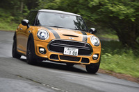 2リッター直4ディーゼルを搭載する「MINIクーパーSD」。試乗車はスポーティーな外装パーツやサスペンションがセットになった「ジョン・クーパー・ワークス・パッケージ」装着車。