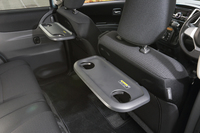 全車にリアパワースライドドア（「S」「S-DJE」では両側、その他のグレードは助手席側）を採用するなど、装備は充実。上級グレードには後席用のピクニックテーブルも備えられている。
    