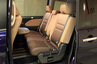 「G」と「ハイウェイスターG」の2グレードでは、2列目シートに調整幅690mmの超ロングスライド機構と、横方向のスライド調整機構が備わる。