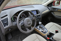 「Q5ハイブリッド」のインストゥルメントパネル。カーナビゲーションシステム、電話、ラジオ、iPodなどのメディアなどの操作は、MMI 3G Plusで一括管理する。他のハイブリッドモデルと同じように、EV走行を優先する「EVモード」、通常の「Dモード」、スポーティーな「Sモード」の3つの走行パターンから、状況に合ったものを選択できる。
    