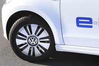 足元は165/65R15サイズのタイヤに専用デザインのアルミホイール（5Jx15）と、ガソリン車の「up!」とは異なる仕様となっている。