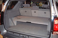 
	ハイラックスサーフのトップグレード「SSR-G」にのみ、荷室を上下に分ける「ダブルデッキ」が備わる。
	 