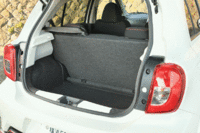 リアシートのバックレストは可倒式だが、左右分割しない一体式となる。（クリックするとシートが倒れる様子が見られます）