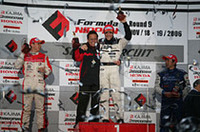 舘信秀監督とともに勝利を喜ぶロッテラー（中央）。