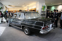 アメリカ車のそれに比べたら控え目なテールフィンによって「フィンテール」または「ハネベン」の俗称で呼ばれる。ボディサイズは全長×全幅×全高＝4975×1795×1455mm、ホイールベース2850mmで現在のEクラス程度だが、当時のラインナップでは最大だった。