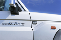 2004年の販売終了以来、10年ぶりに再販されることとなった「ランドクルーザー“70”シリーズ」（以下「ナナマル」）。ボディーには誕生30周年を記念したバッジが装着される。