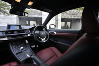 「スピンドルグリル」を備えた「CT200h」のマイナーチェンジモデルは2013年11月、中国・広州モーターショーで初公開された。日本での発売は2014年1月16日。写真は“Fスポーツ”の室内。スポーティーさを強調した専用カラーが与えられる。試乗車は今回新たに設定された「ダークローズ」。