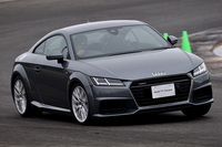 十勝スピードウェイのレフトハンダーを行く「TTクーペ 2.0 TFSIクワトロ」。