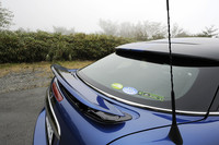 リアゲートに収まるリアスポイラーは、時速80キロ以上でせり上がる。