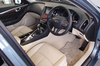 運転席周りの様子。2段構えのディスプレイを持つセンターコンソールなど、基本的なデザインはハイブリッド車と共通である。
    