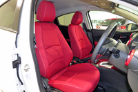 「デミオ ミッド・センチュリー」のシート。真っ赤な色と、座面と背もたれに施されたエンボスの模様が特徴となっている。
    