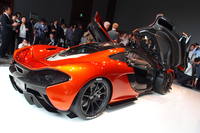 ドアは、他のマクラーレン車と同じ、跳ね上げ式が採用される。乗車定員は2名である。
    